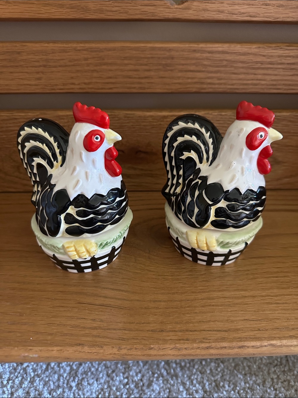 Vintage Rooster salt and pepper shakers